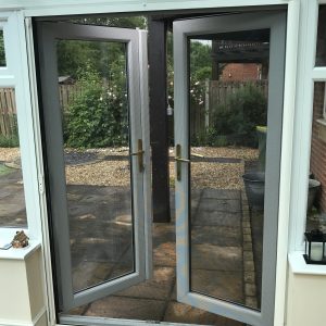 Single retractable insect screen doors